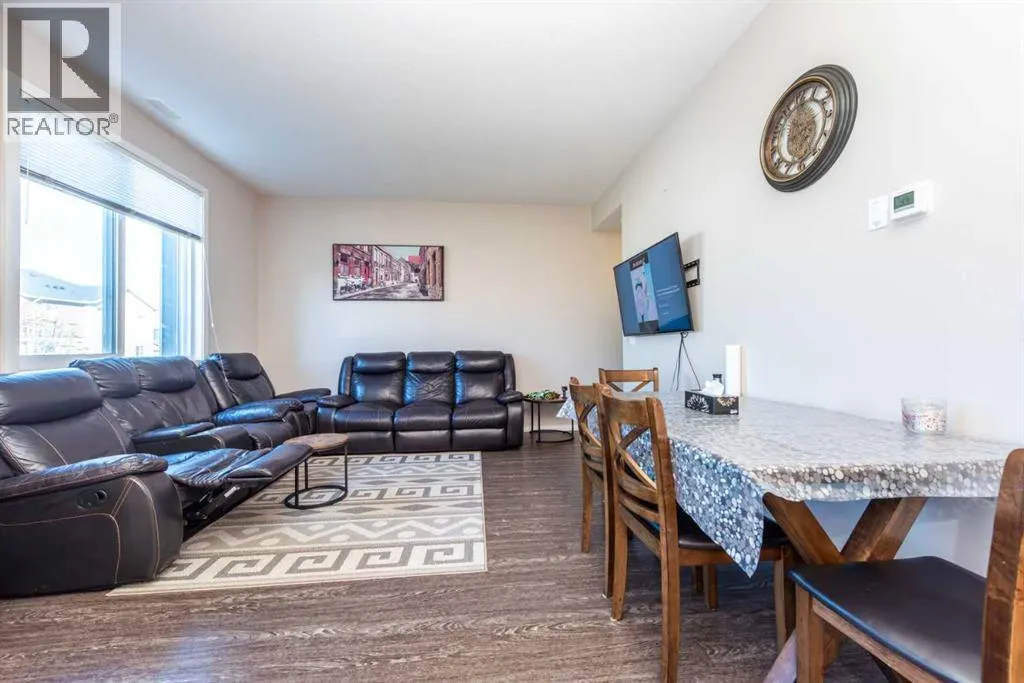 203, 225 Redstone Walk NE
