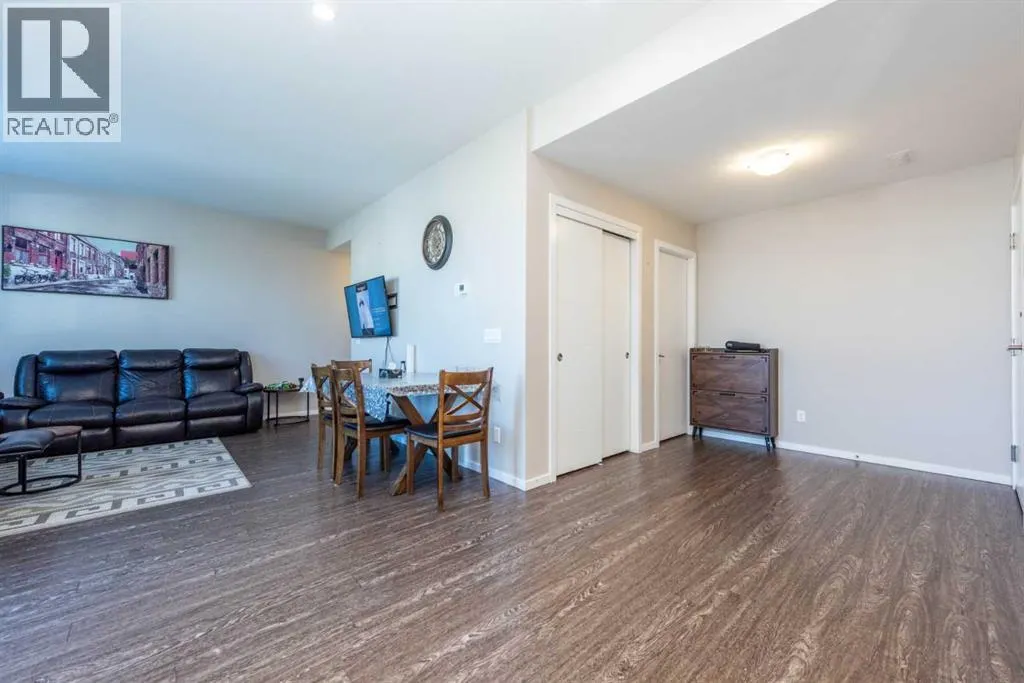 203, 225 Redstone Walk NE