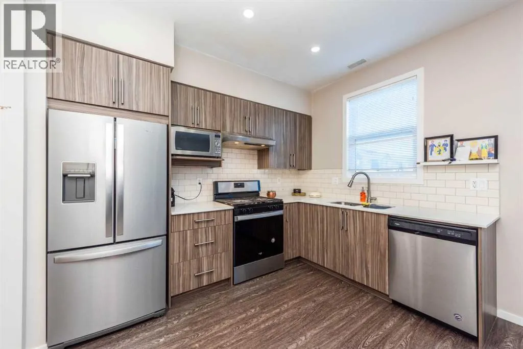 203, 225 Redstone Walk NE