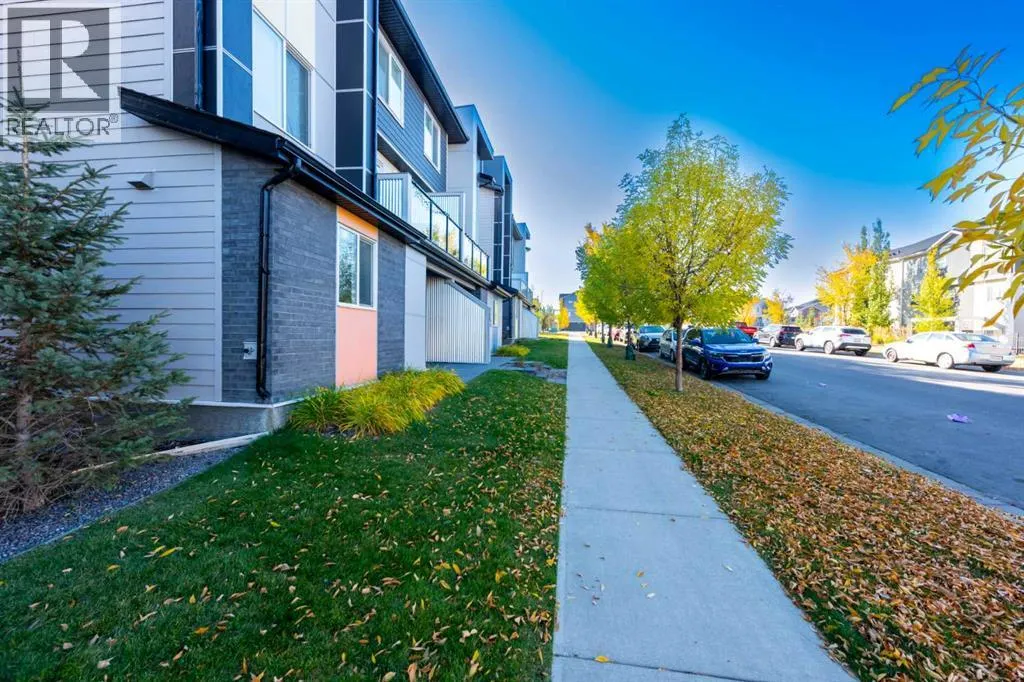 203, 225 Redstone Walk NE