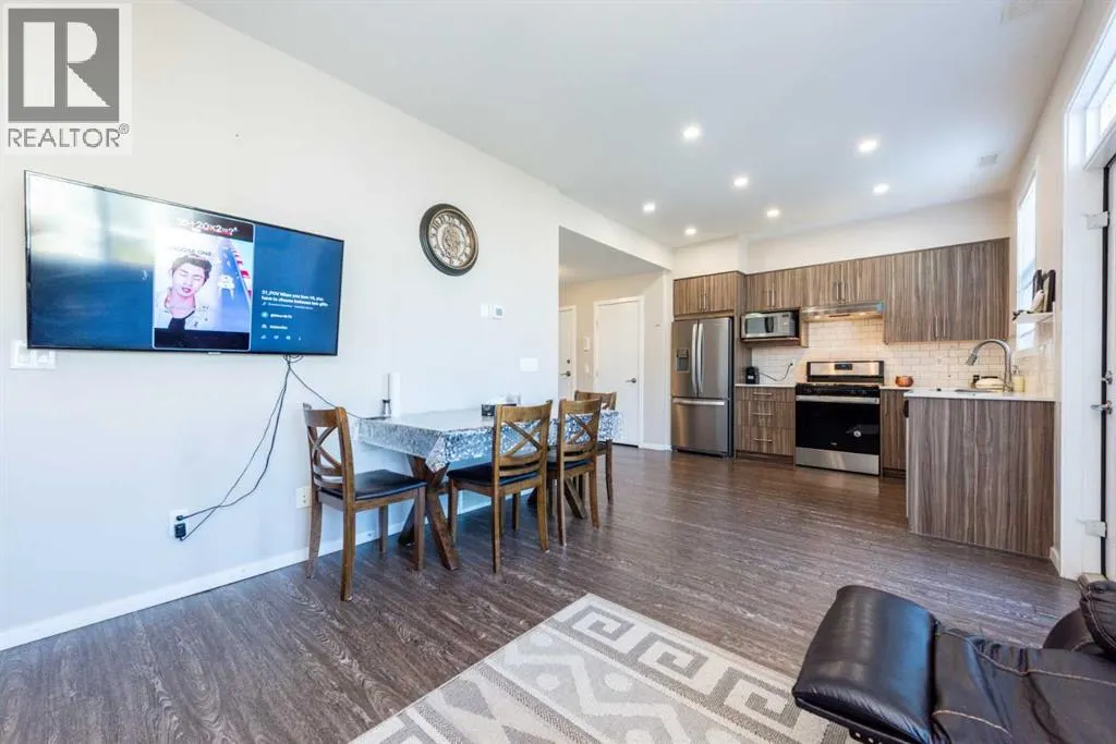 203, 225 Redstone Walk NE