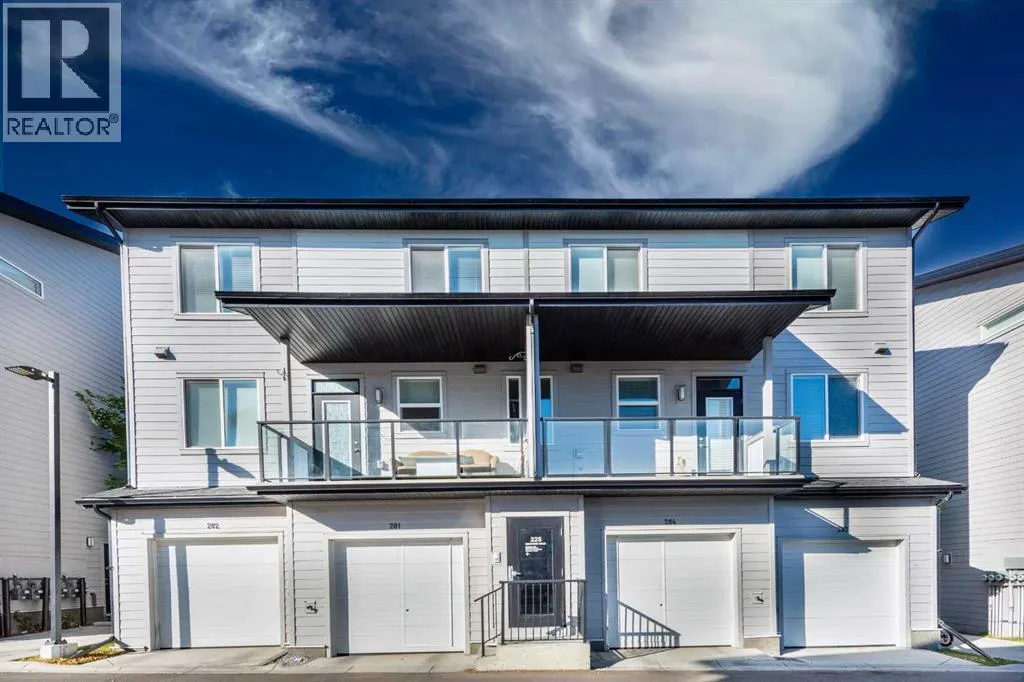 203, 225 Redstone Walk NE