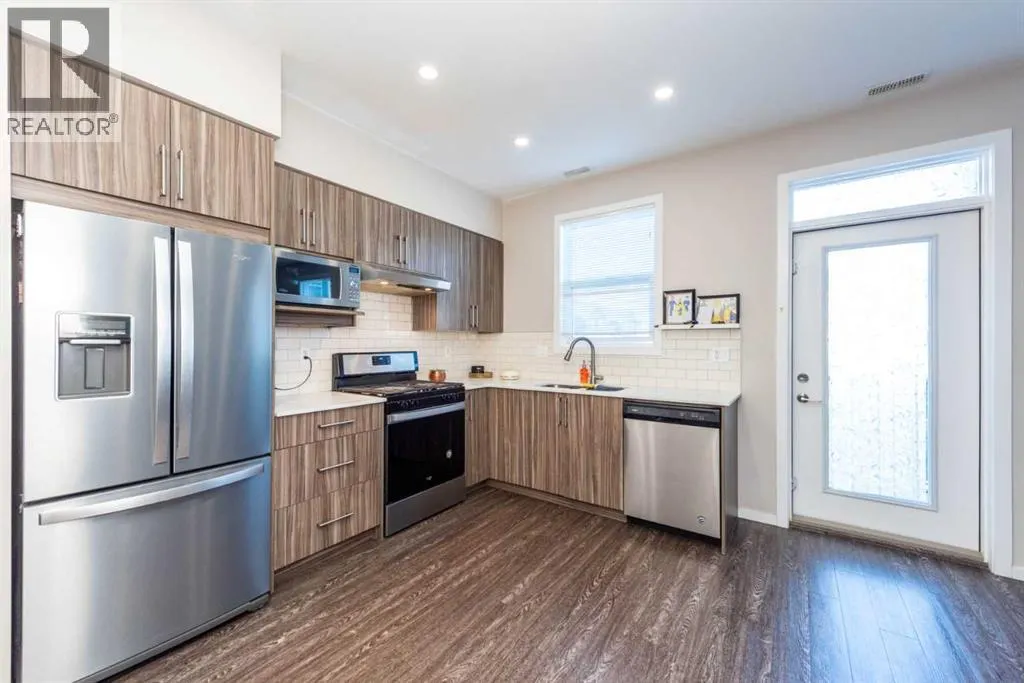 203, 225 Redstone Walk NE