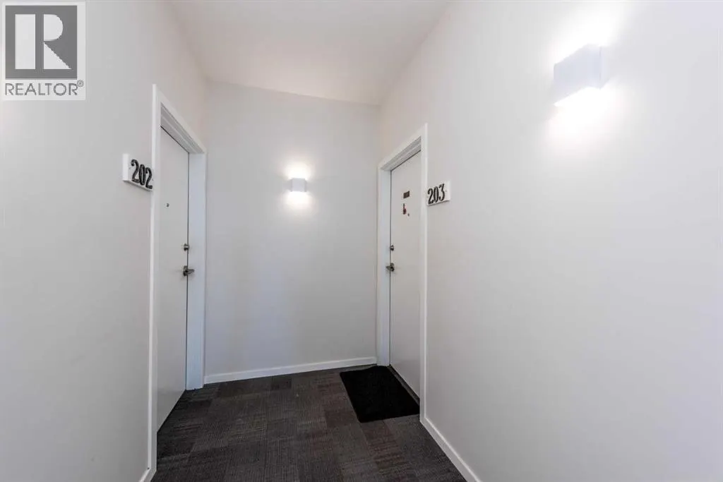 203, 225 Redstone Walk NE