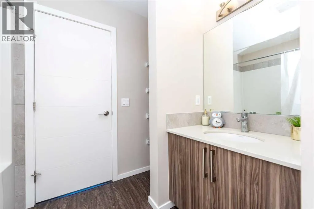 203, 225 Redstone Walk NE