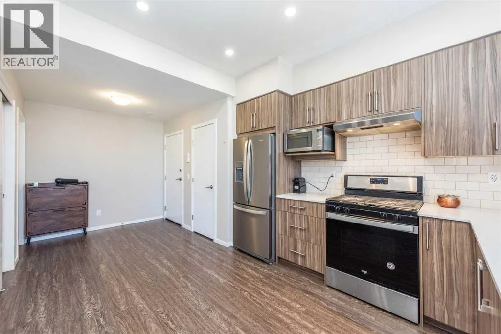203, 225 Redstone Walk NE