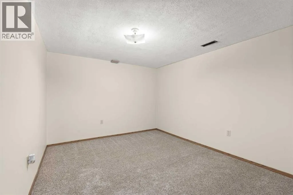 12 Redwood Way SE