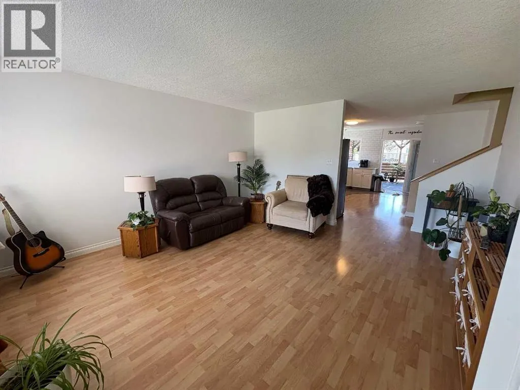 167 Mt Rundle Road W