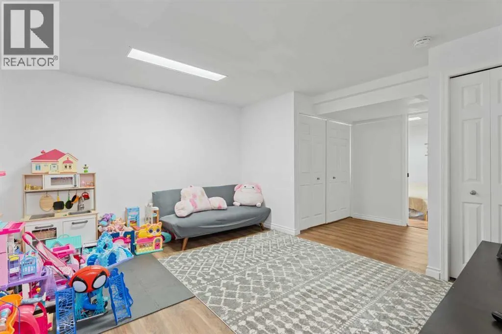 242 Elgin Place SE