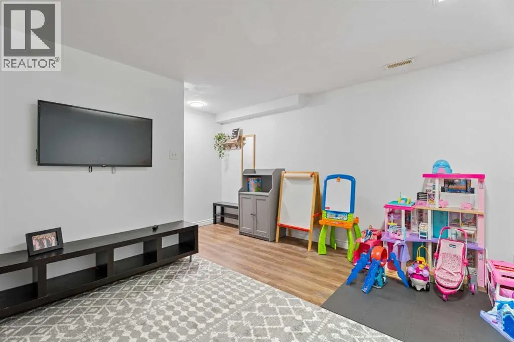242 Elgin Place SE
