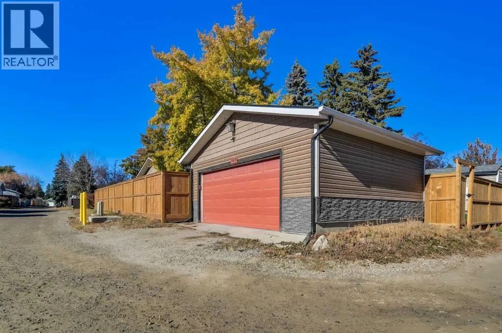 828 Queensland Drive SE