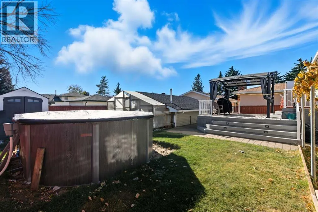 211 Pinetree Place NE