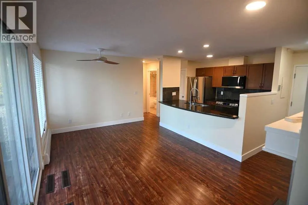 5, 211 Village Terrace SW