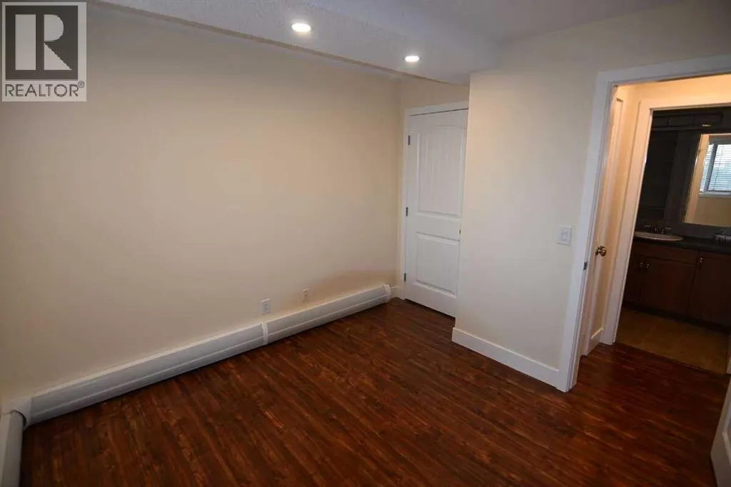 5, 211 Village Terrace SW