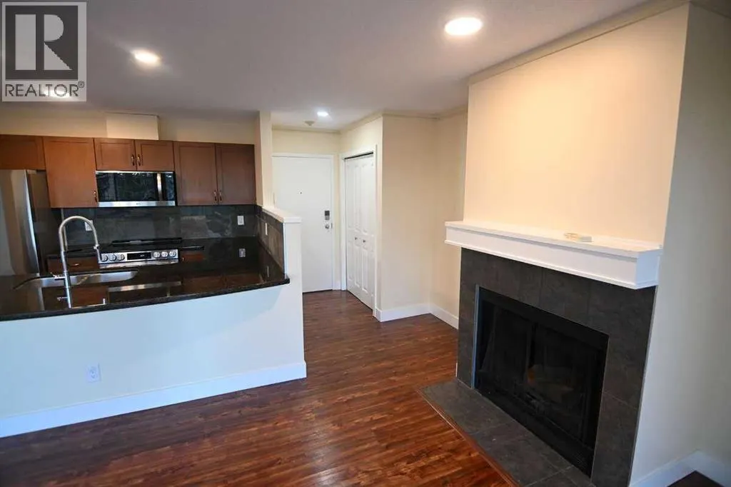 5, 211 Village Terrace SW