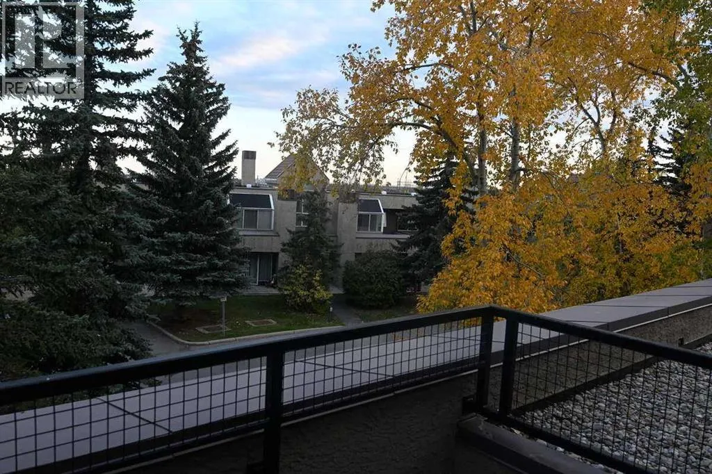 5, 211 Village Terrace SW