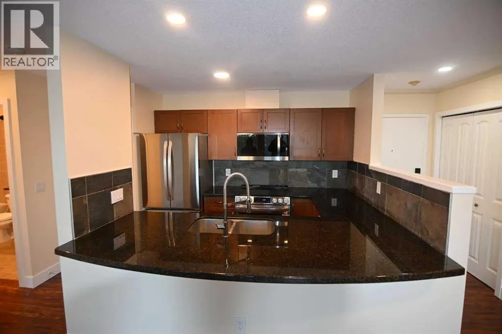 5, 211 Village Terrace SW