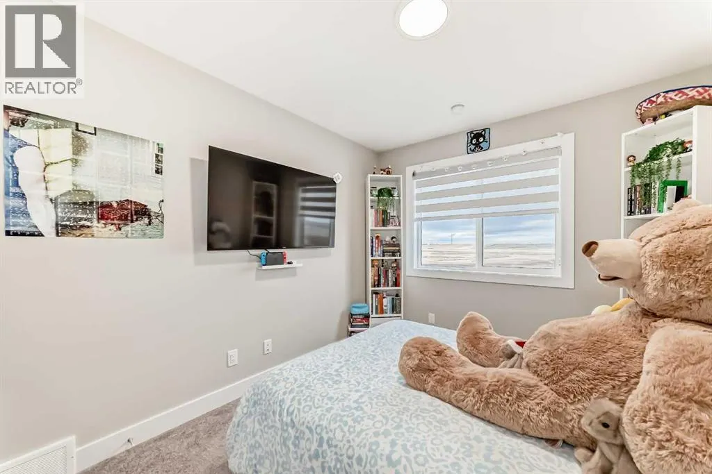 153 Masters Row SE