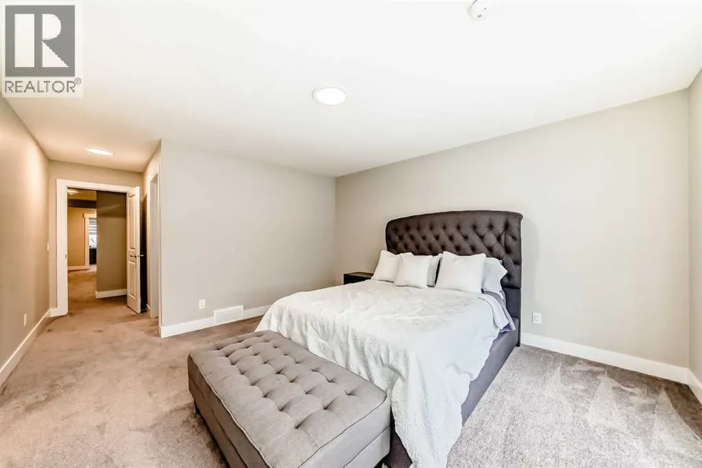 153 Masters Row SE