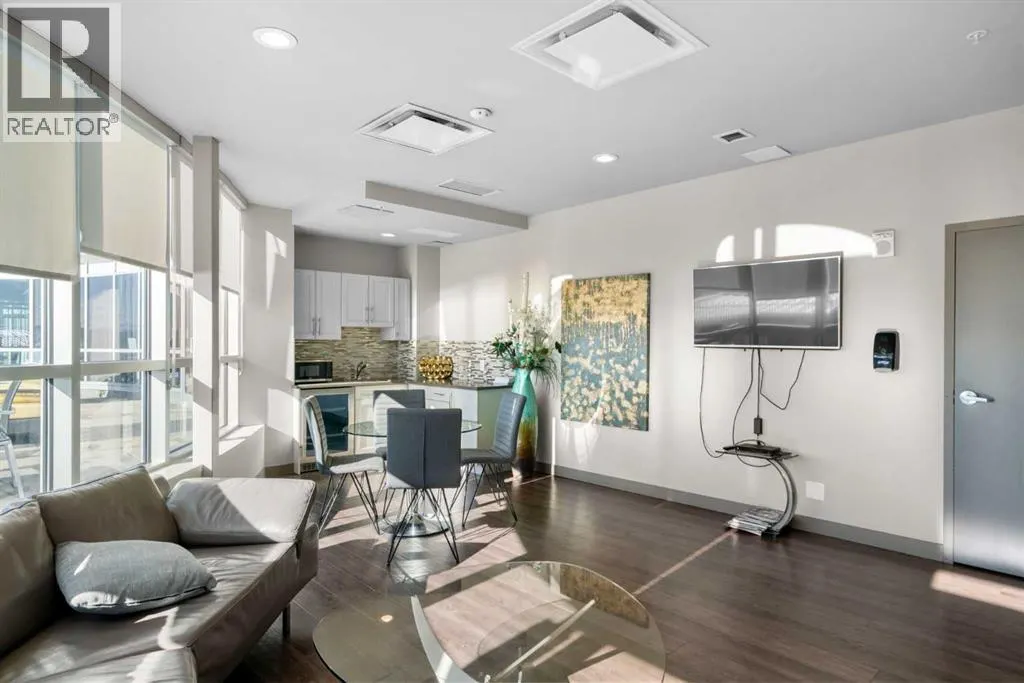 402, 24 Varsity Estates Circle NW