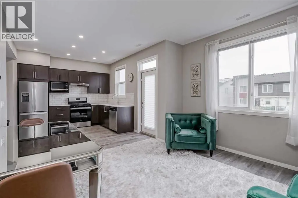 203, 130 Redstone Walk NE