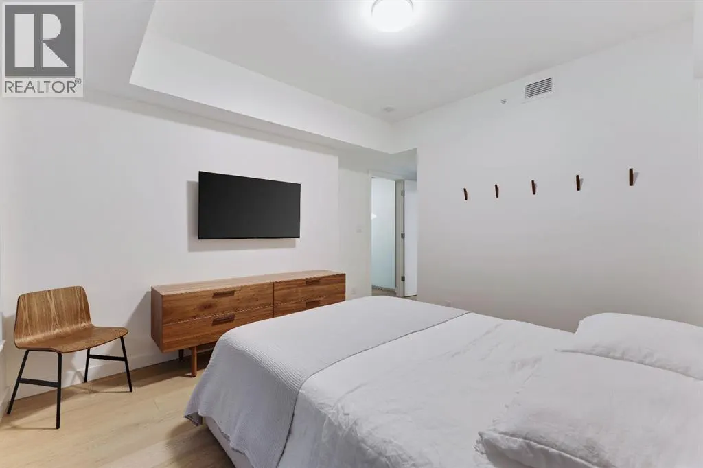 104, 128 Waterfront Court SW