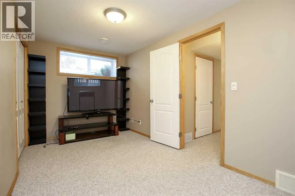 54 Ives Crescent