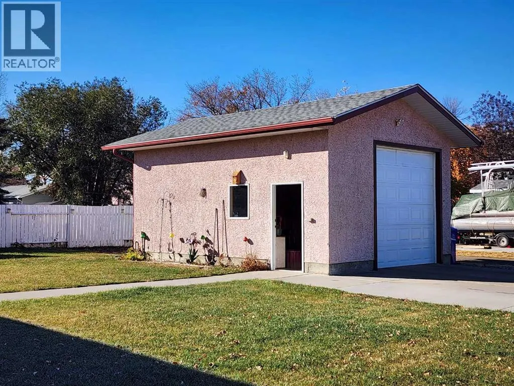 5323 3 Street W