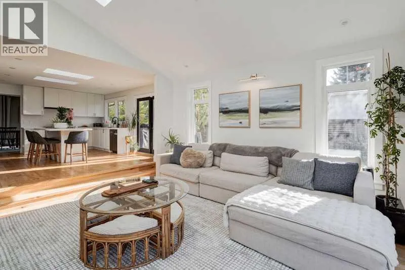 128 Oakside Bay SW