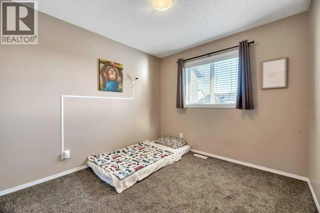 12 Skyview Point Crescent NE
