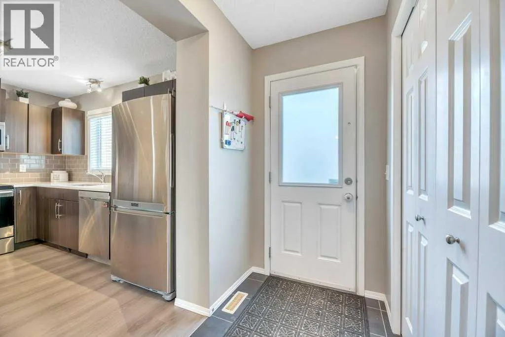 12 Skyview Point Crescent NE