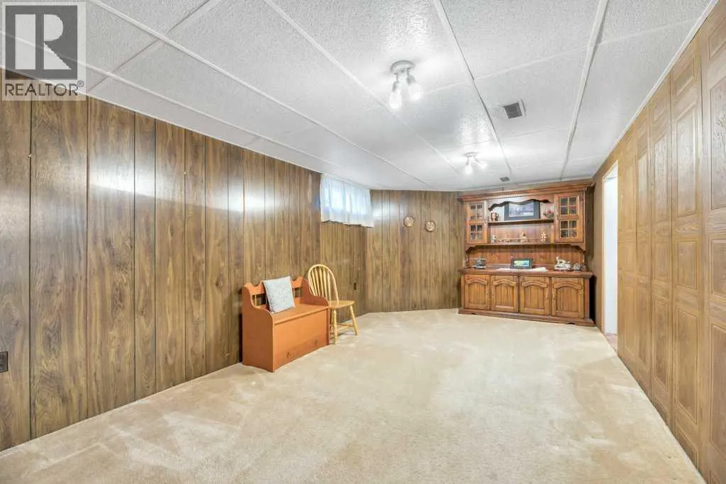 543 Maidstone Drive NE
