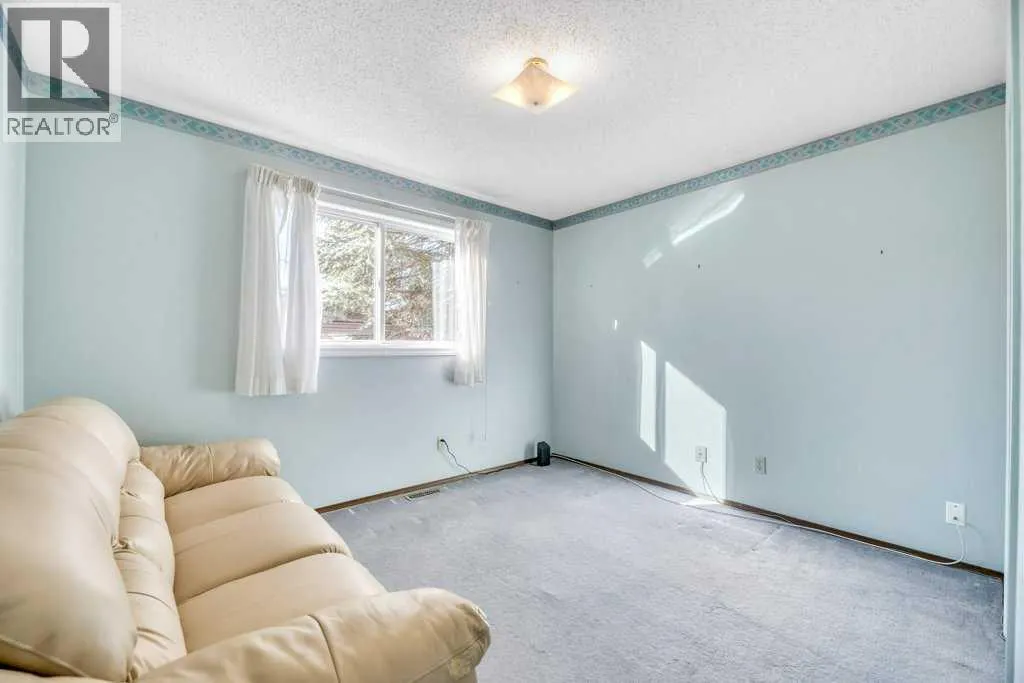 543 Maidstone Drive NE