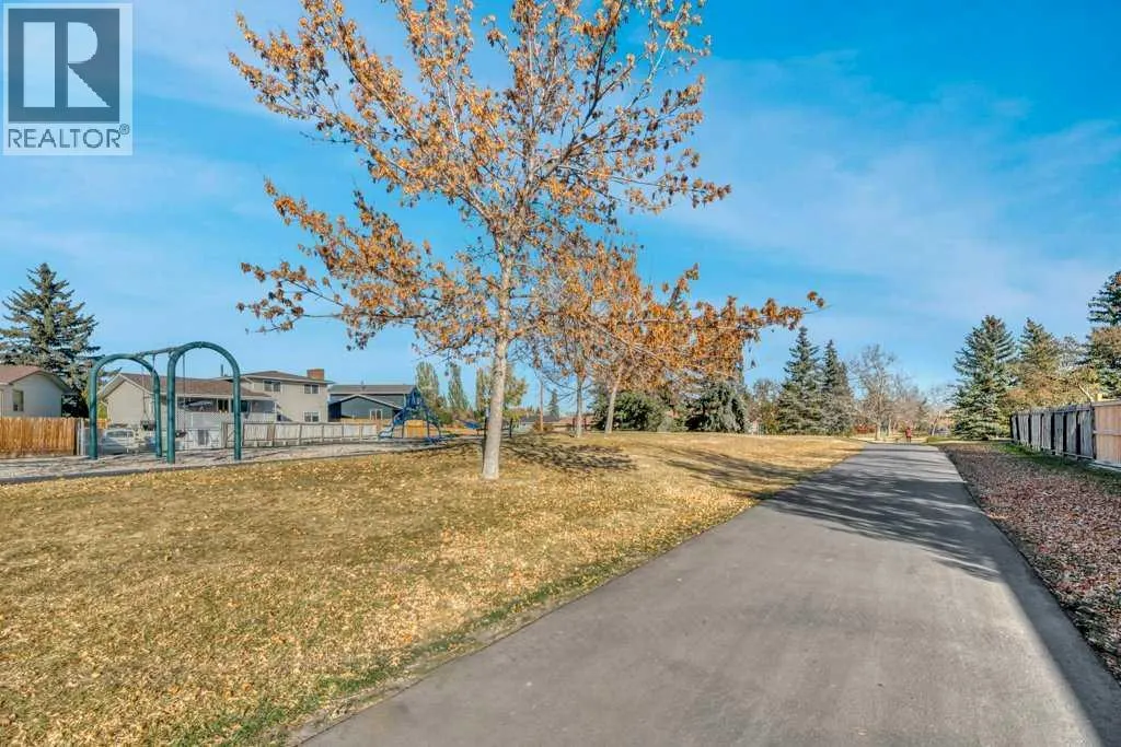 543 Maidstone Drive NE