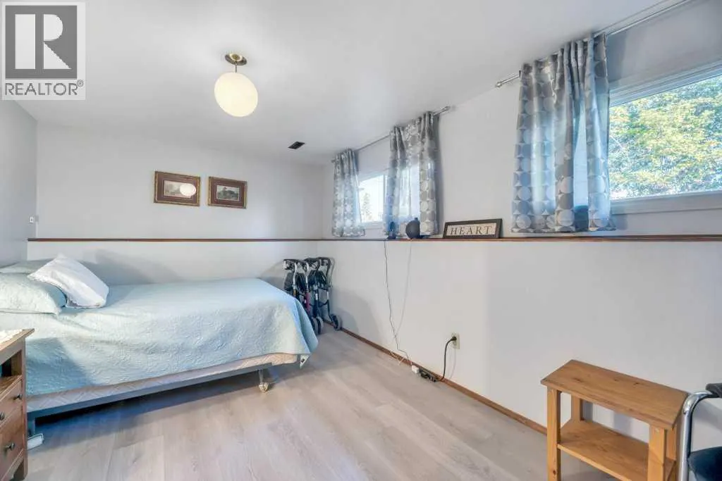 543 Maidstone Drive NE