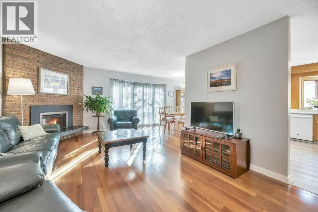 543 Maidstone Drive NE