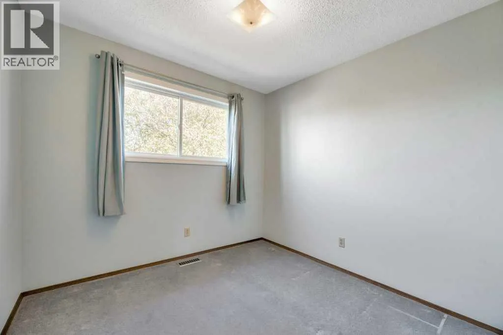 543 Maidstone Drive NE