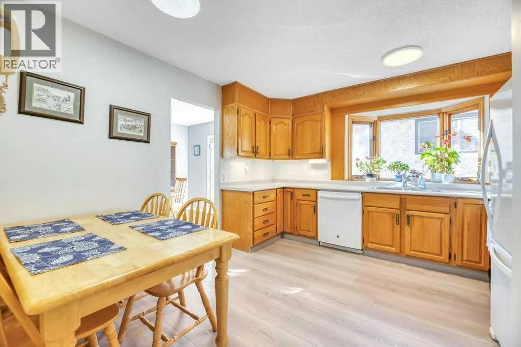 543 Maidstone Drive NE