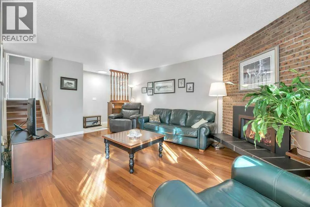 543 Maidstone Drive NE