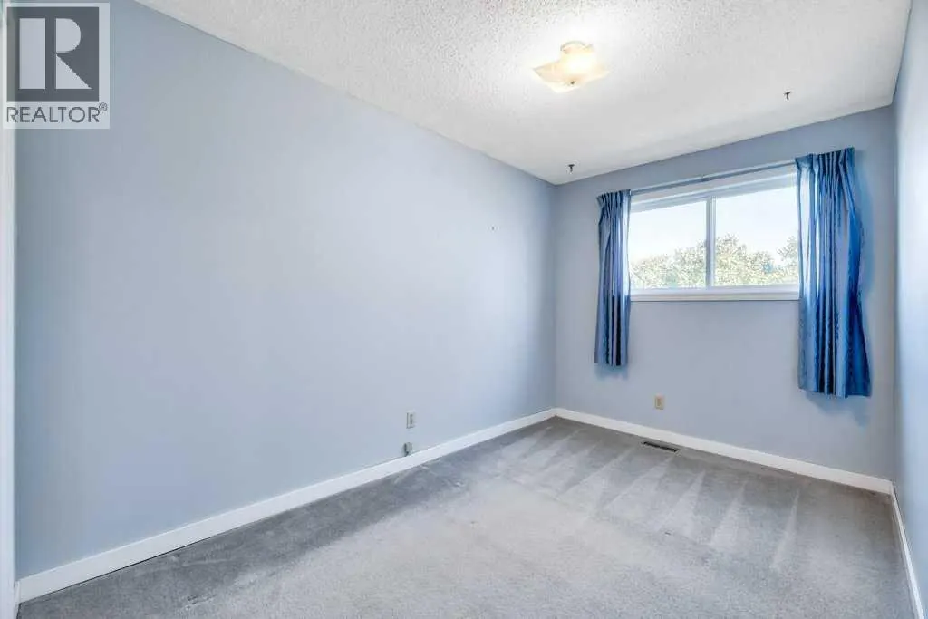 543 Maidstone Drive NE