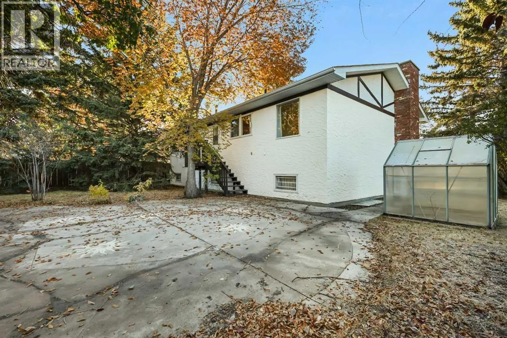 2416 Palliser Drive SW