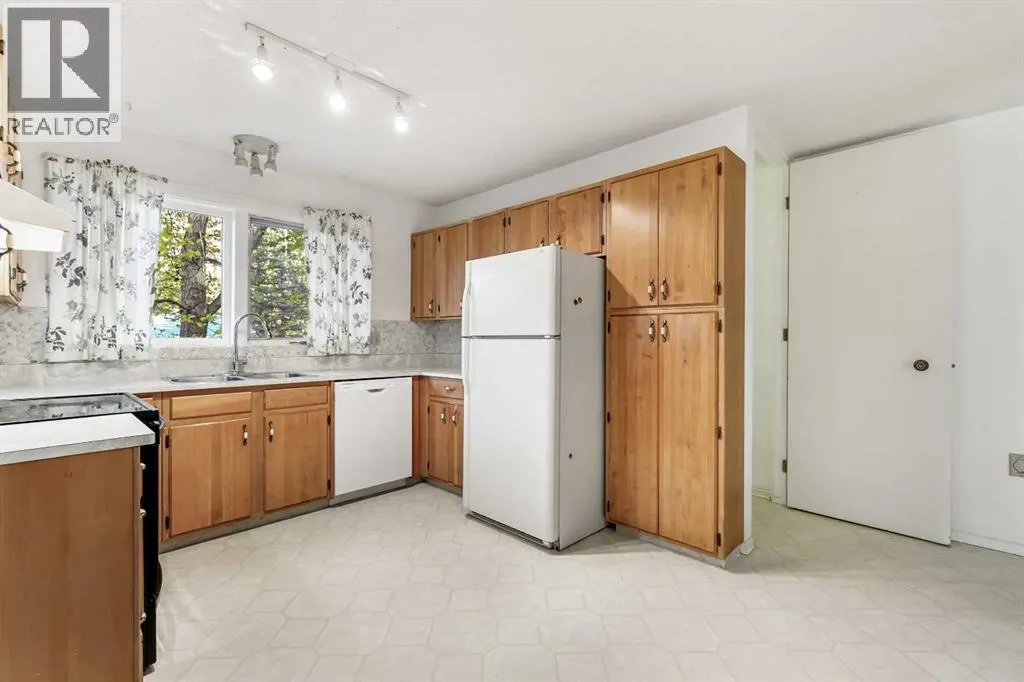 2416 Palliser Drive SW