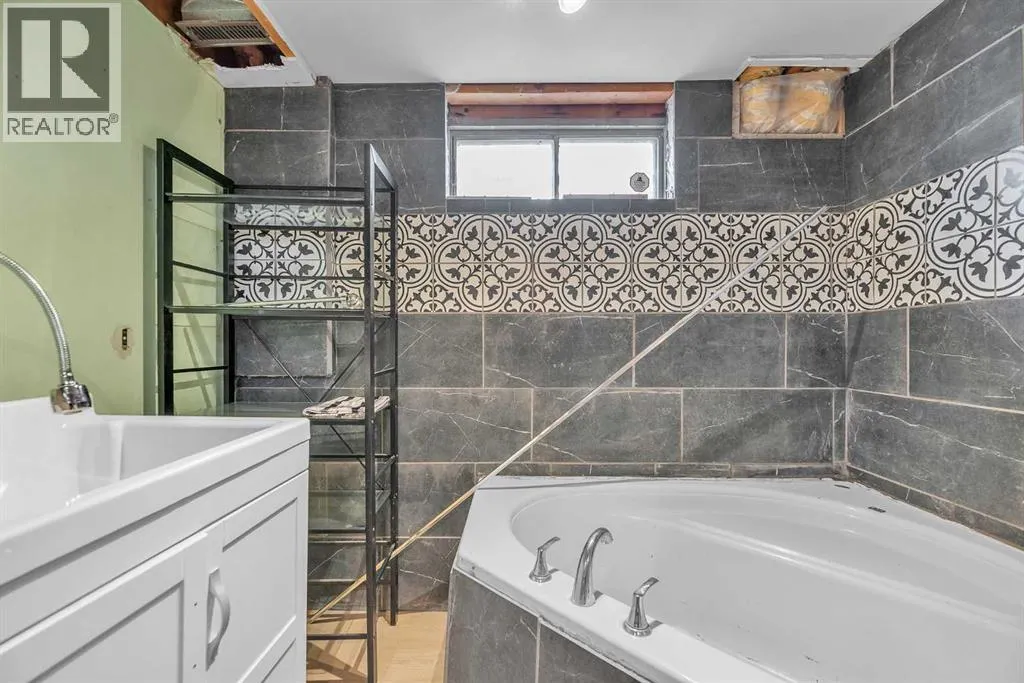 232 Abadan Place NE