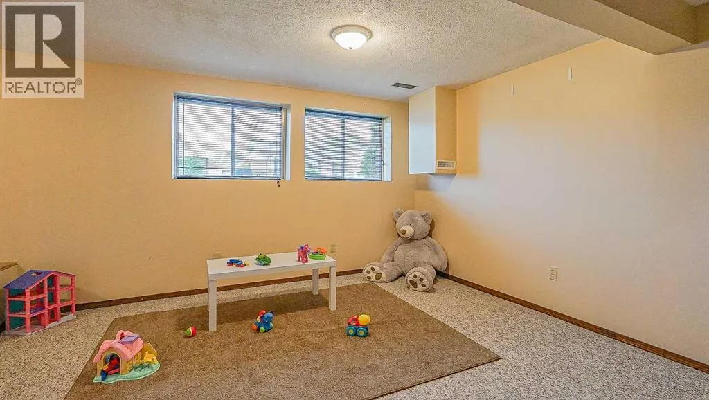 90 Simpson Crescent SE