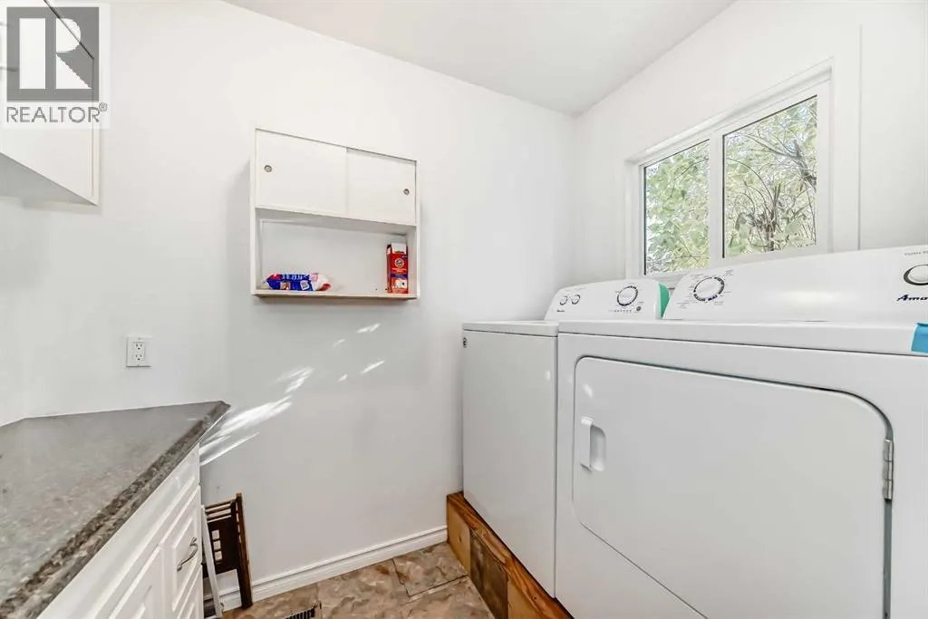1942 Cottonwood Crescent SE