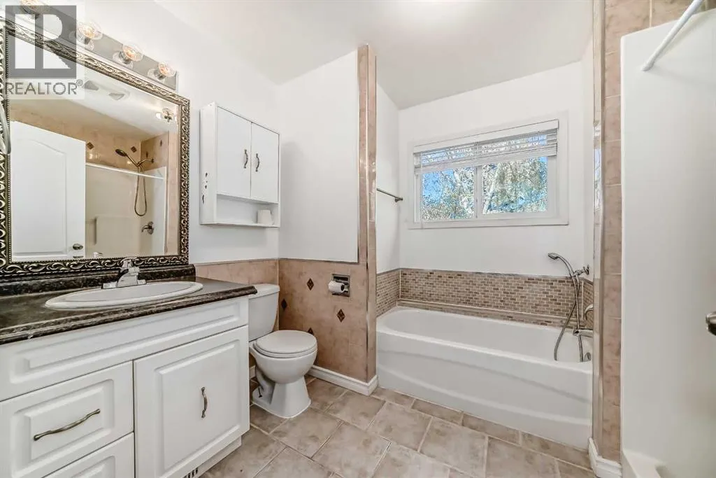 1942 Cottonwood Crescent SE