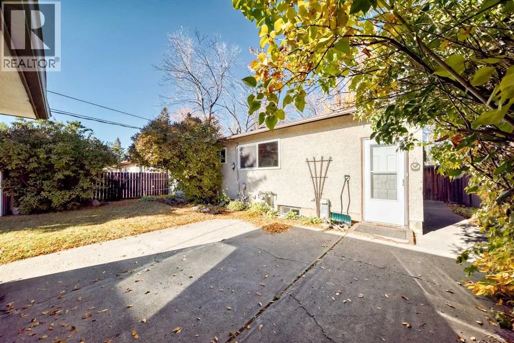 1942 Cottonwood Crescent SE