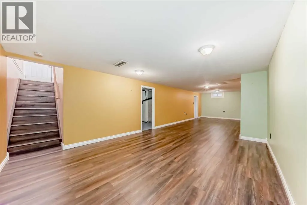 1942 Cottonwood Crescent SE