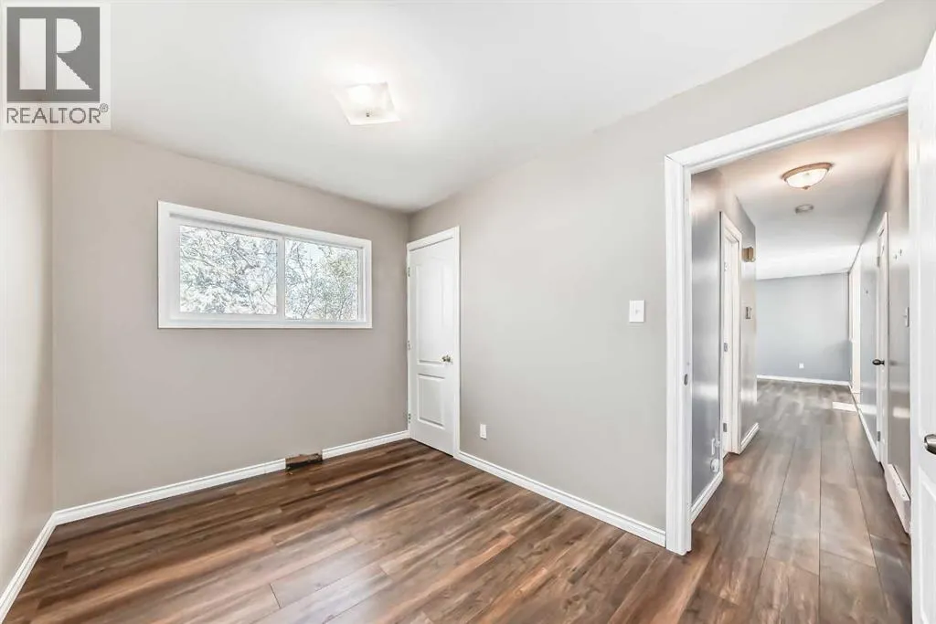 1942 Cottonwood Crescent SE
