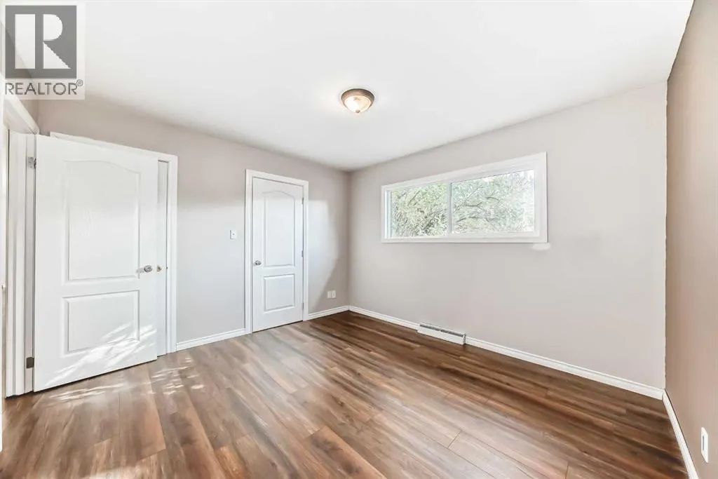 1942 Cottonwood Crescent SE